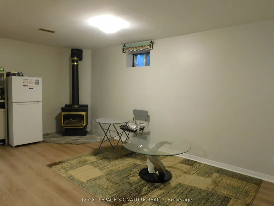 1132 Queen St W