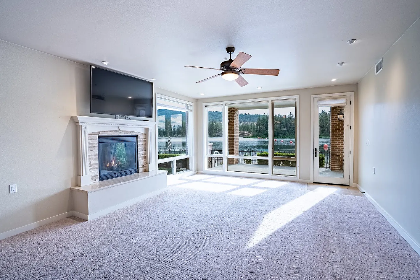 355 W Waterside Dr — Photo 2
