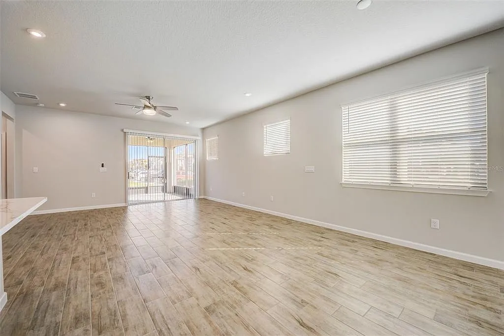 4 bed, 3.0 bath, 2586 sqft, $2,975 — Photo 2
