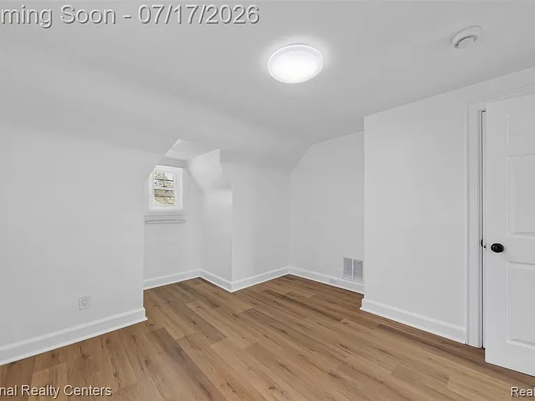 13527 Winthrop St — Photo 27