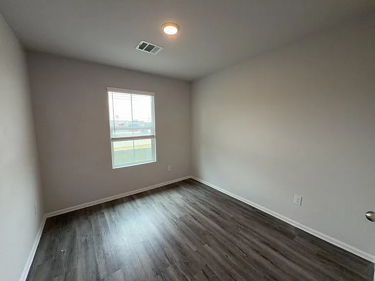 505 Hines Ave #B — Photo 17
