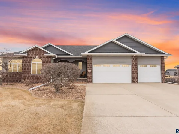 110 Linden Dr, Madison, SD 57042