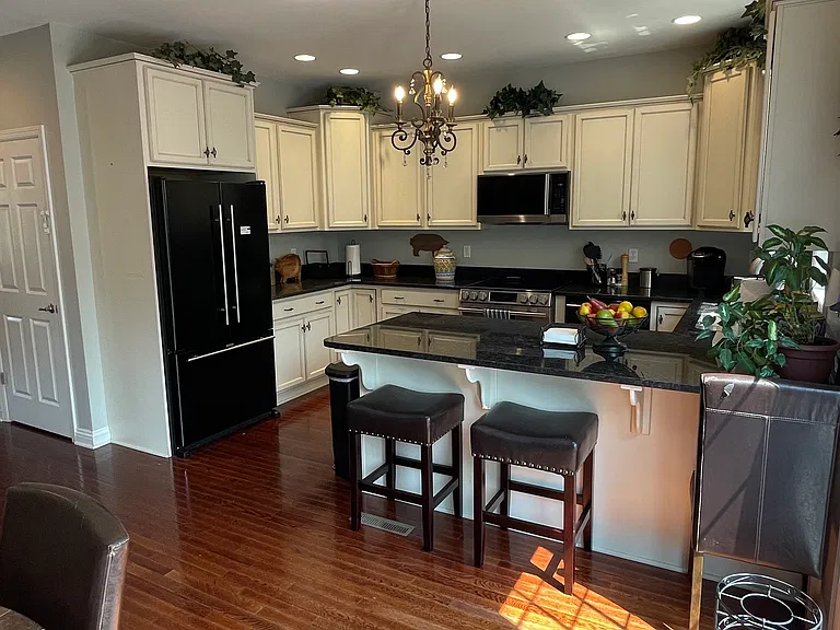 574 E Vanderbilt Dr — Photo 7