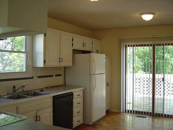 3 bed, 2.5 bath, 1670 sqft, $2,175 — Photo 3