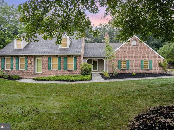 107 Foxfire Ln, Lewisberry, PA 17339