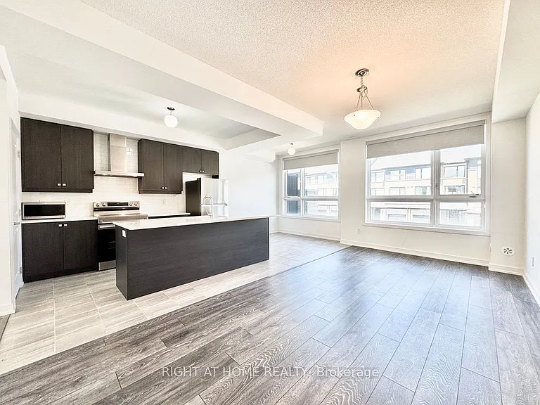 16 Blue Forest Cres — Photo 2