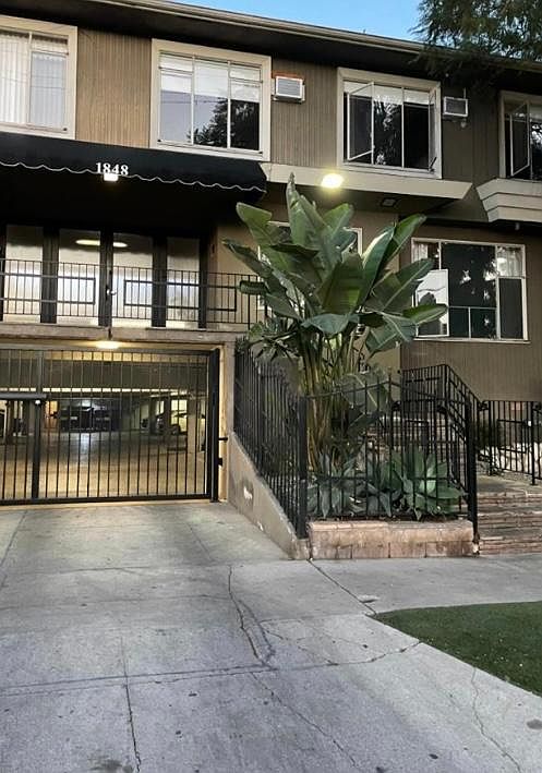 2nd image of 1848 Garfield Pl #8