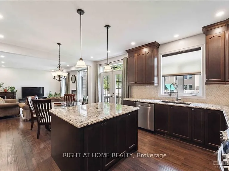 546 Peerless St — Photo 10