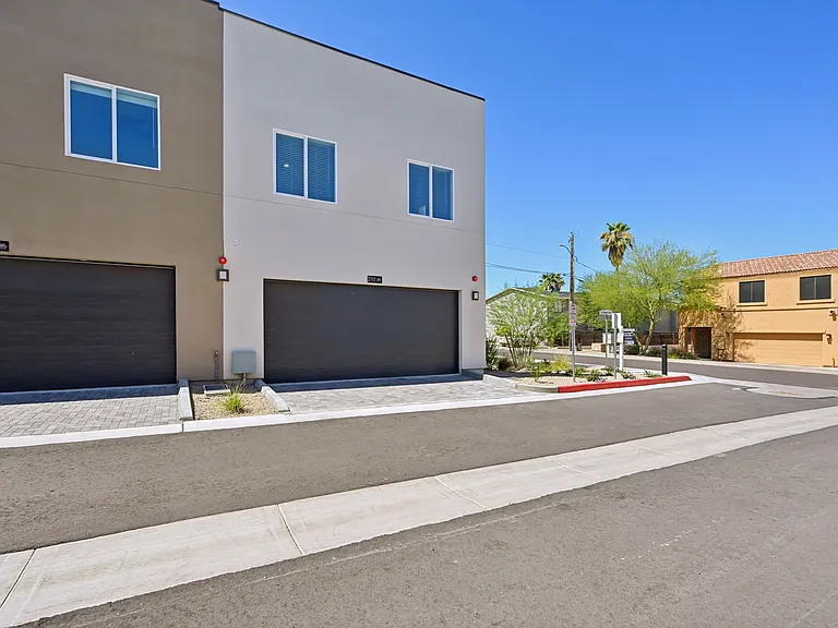2117 E Voltaire Ave #9 — Photo 25