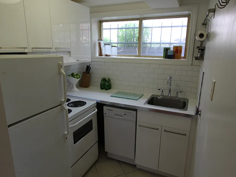 Christie St — Photo 2
