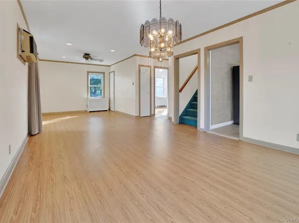 33 Park Circle, New Hyde Park, NY 11040