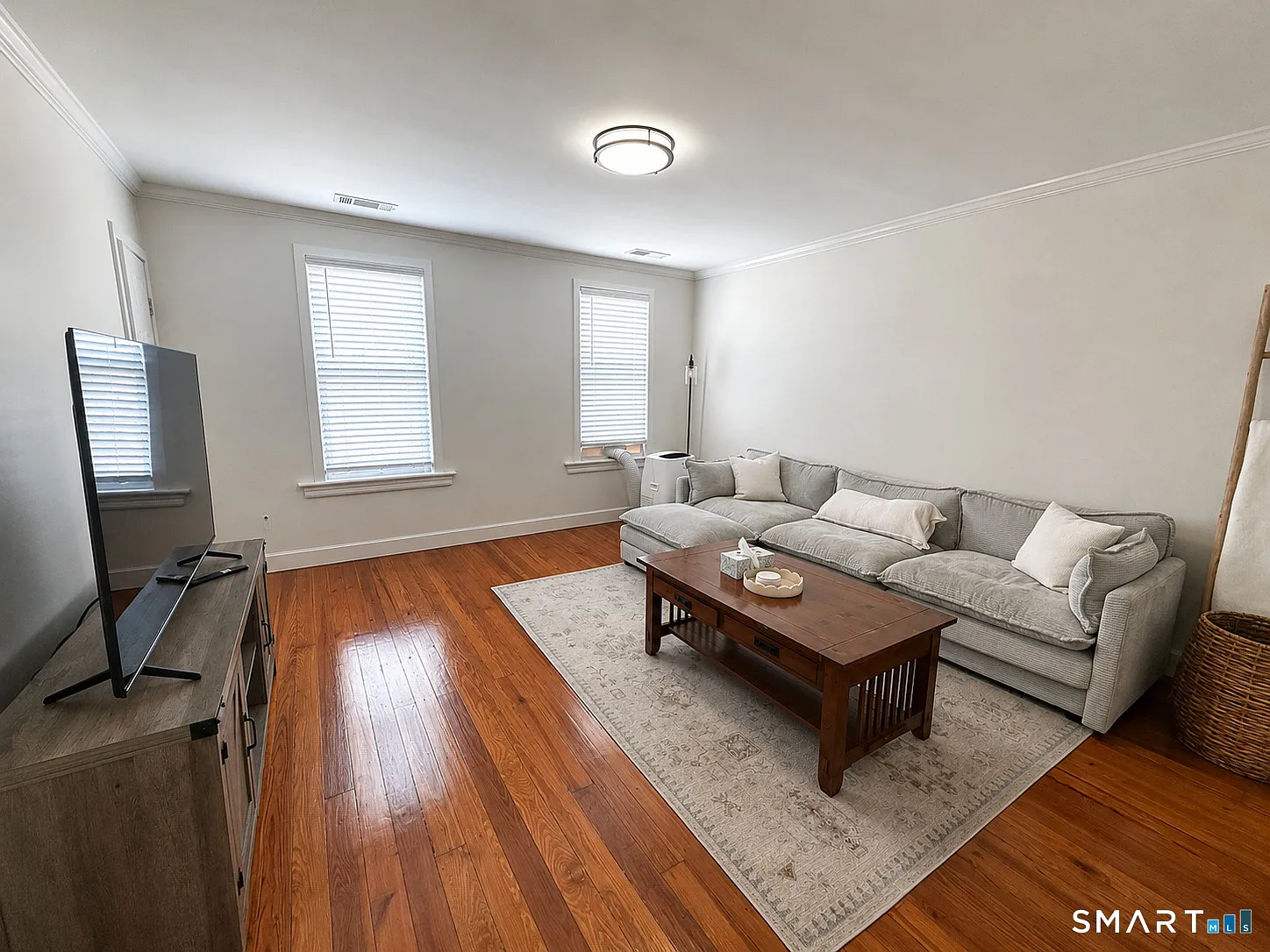 2 bed, 1.0 bath, 2933 sqft, $1,800 — Photo 3