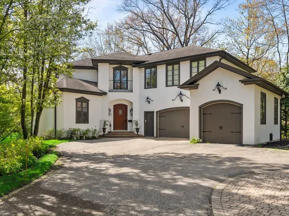 697 Bluff Rd, Lake Bluff, IL 60044