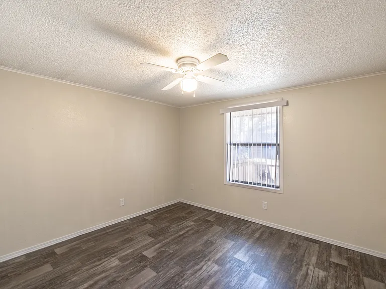 Crystal Court Apartments — Photo 45