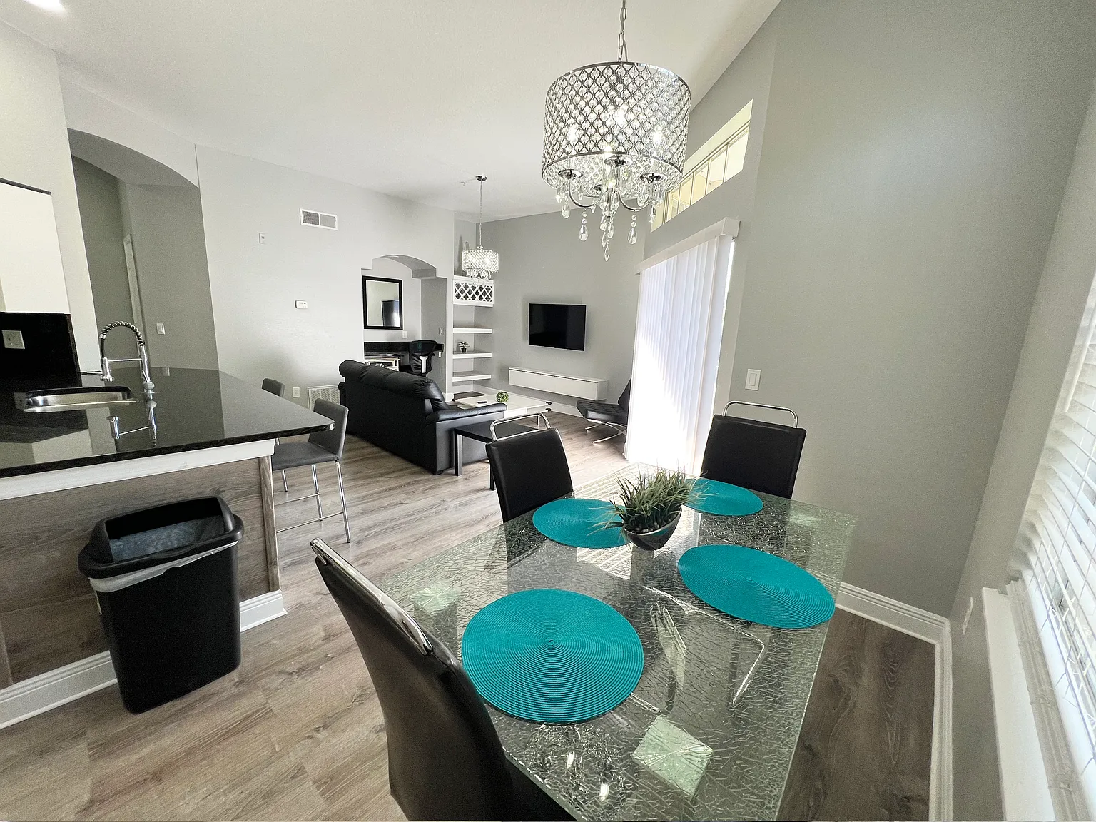 1 bed, 842 sqft, $2,500 — Photo 4