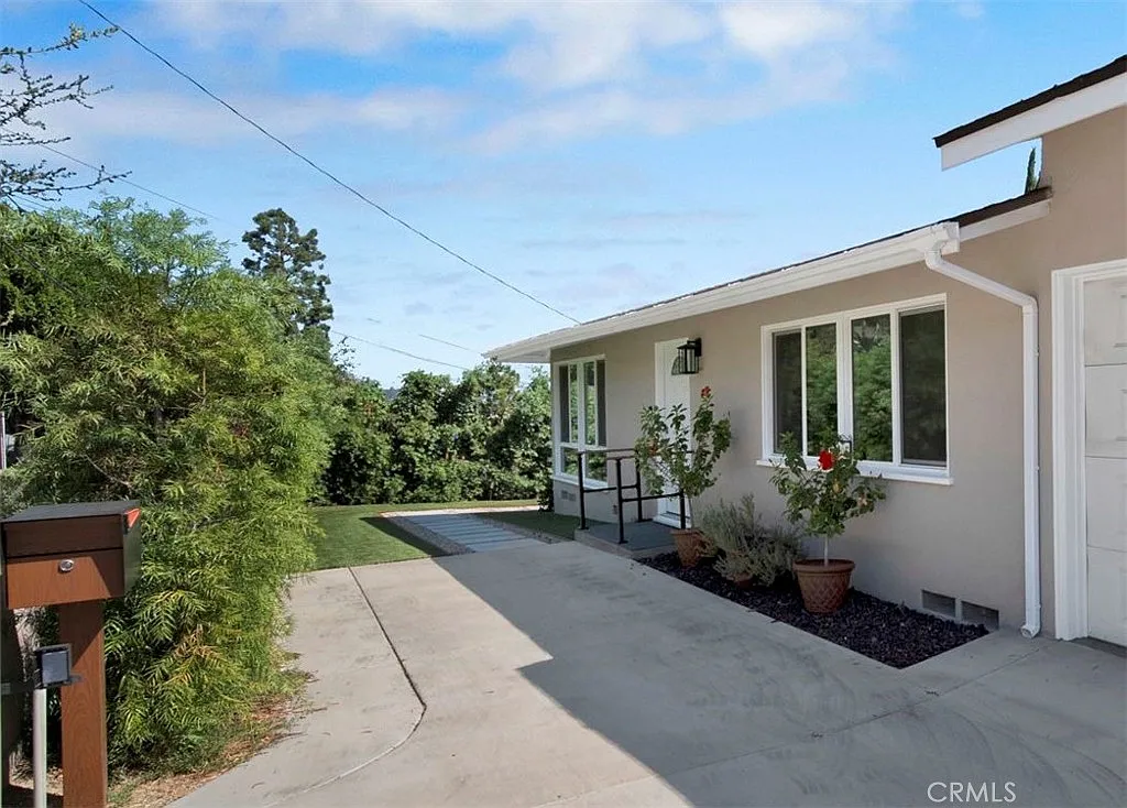 2 bed, 860 sqft, $3,990 — Photo 2