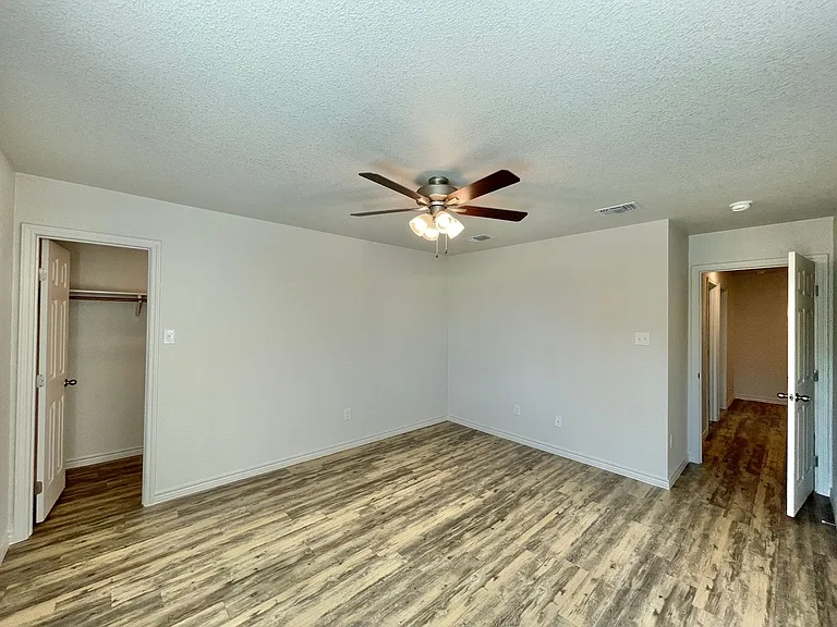 1821 Castroville Trl — Photo 23