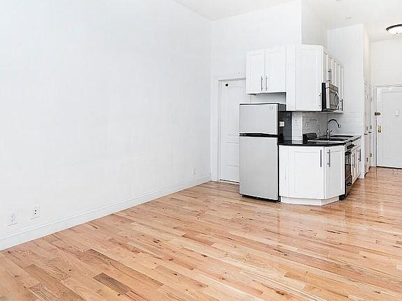 5th image of 211 W 53rd St APT 2C