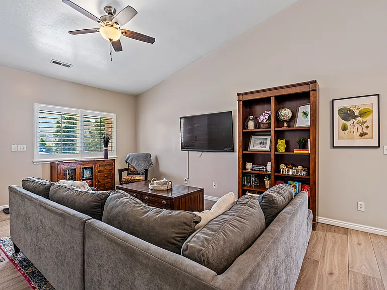 233 N Erastus Dr — Photo 6