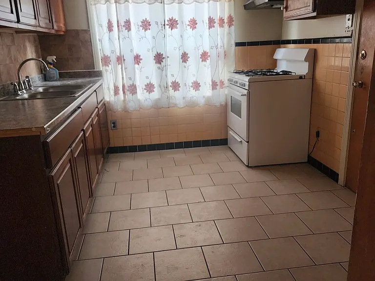7304 Emanon St — Photo 6