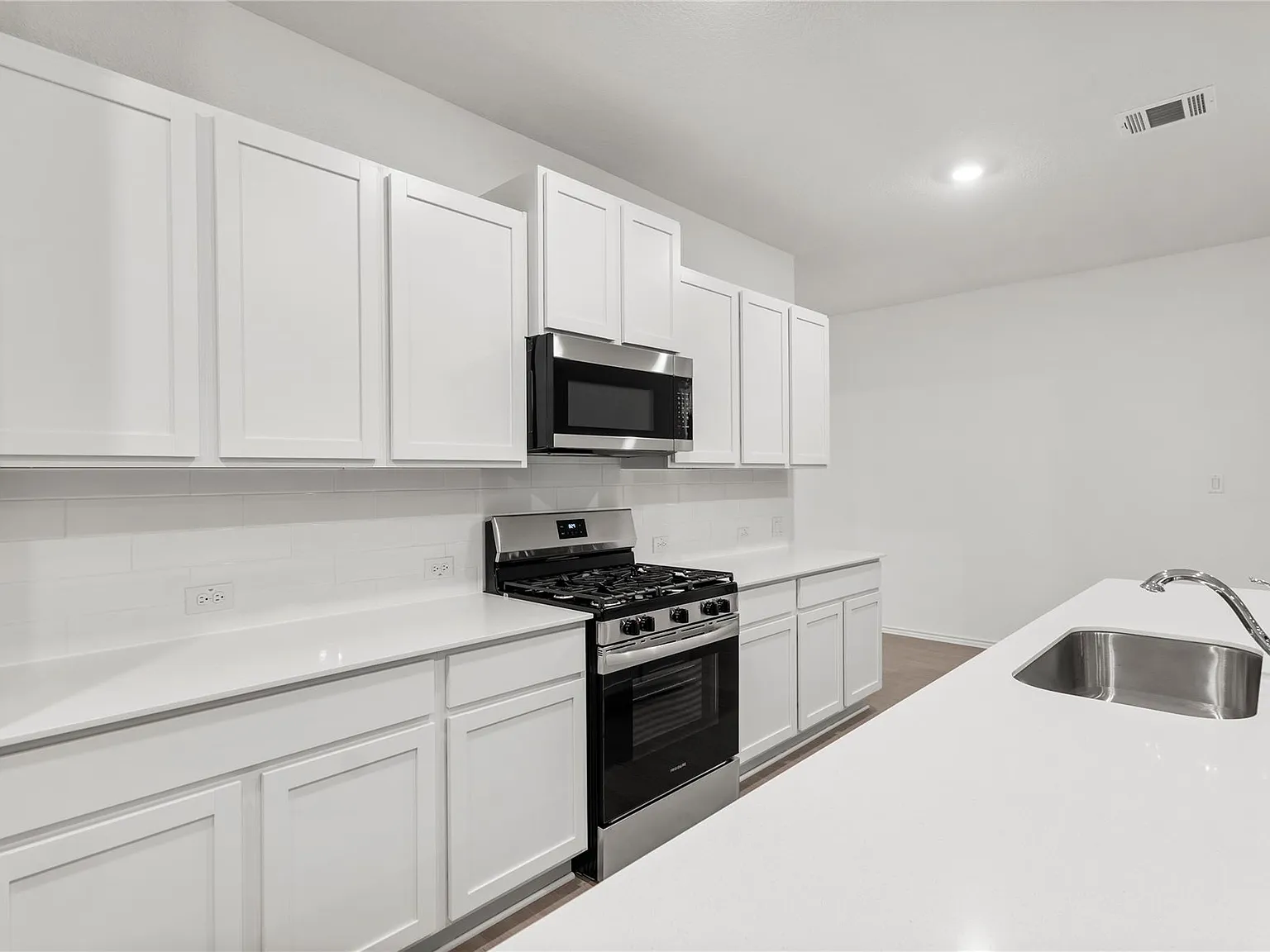 4 bed, 3.0 bath, 2303 sqft, $2,550 — Photo 4