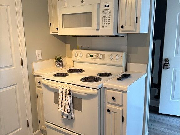 3rd image of 4823 Pinedale Blvd