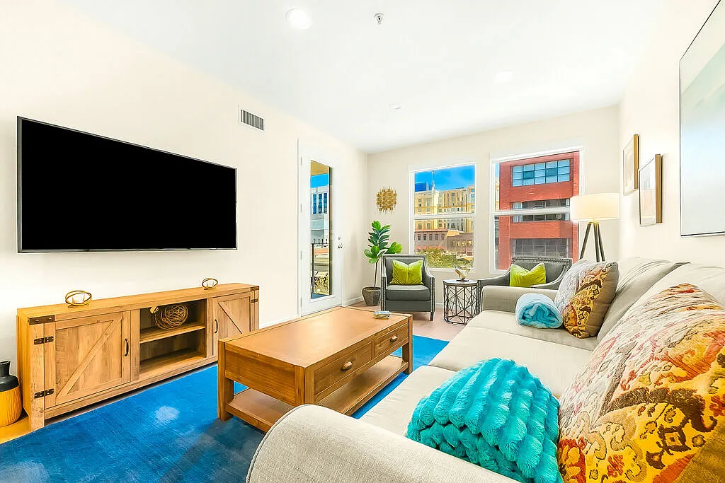 2 bed, 933 sqft, $4,500 — Photo 1