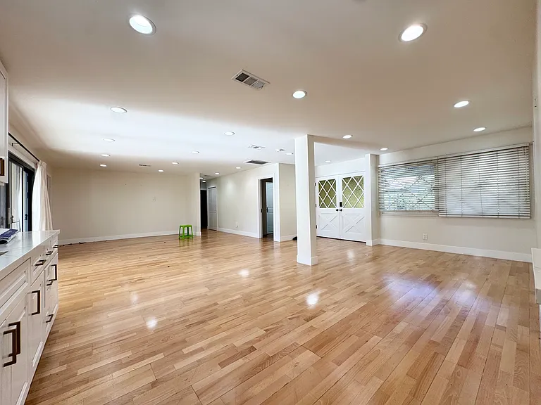 2215 El Monte Ave — Photo 8