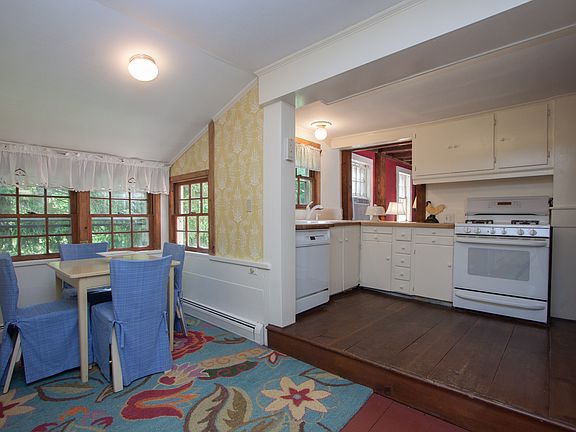 Cheery breakfast nook