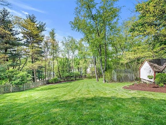 2nd image of 8380 Knollwood Dr