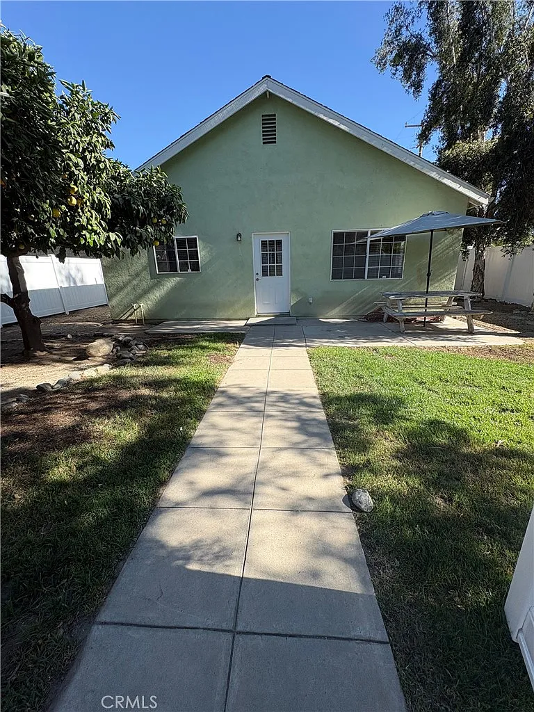 1 bed, 800 sqft, $2,200 — Photo 1