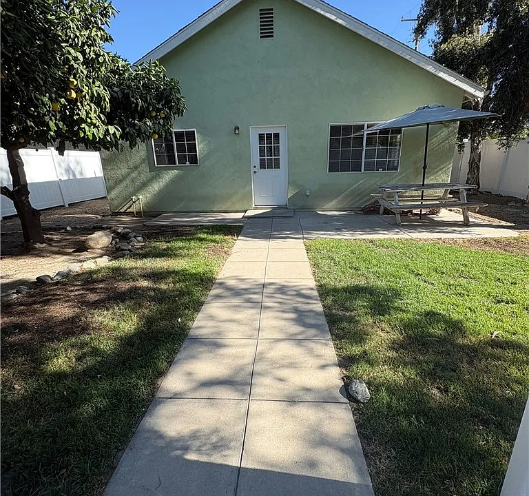 810 Campus Ave #2