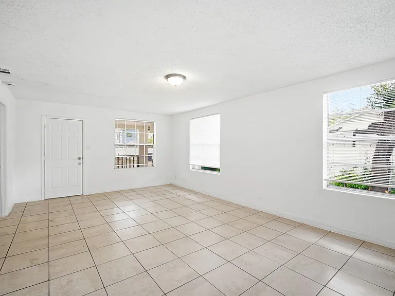 10019 N Jasmine Ave — Photo 7
