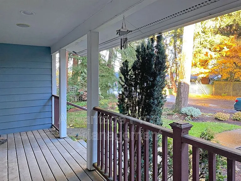 1340 SW Timian St — Photo 2