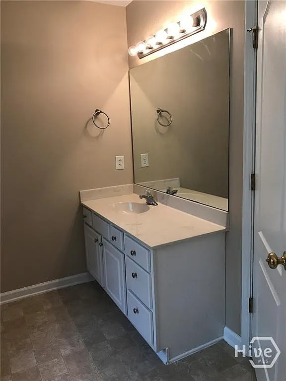 4 bed, 2.0 bath, 2113 sqft, $2,600 — Photo 3