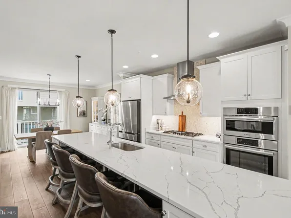 2863 Lowen Valley Rd, Alexandria, VA 22303