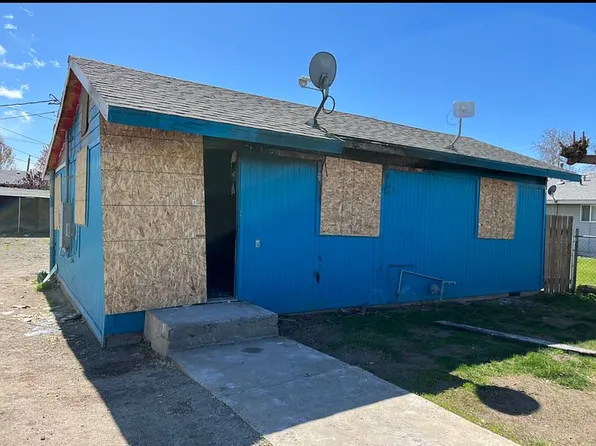 607 W 2nd St, Wapato, WA 98951