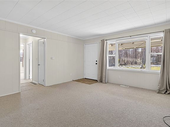 3rd image of 121 Coy Glen Rd