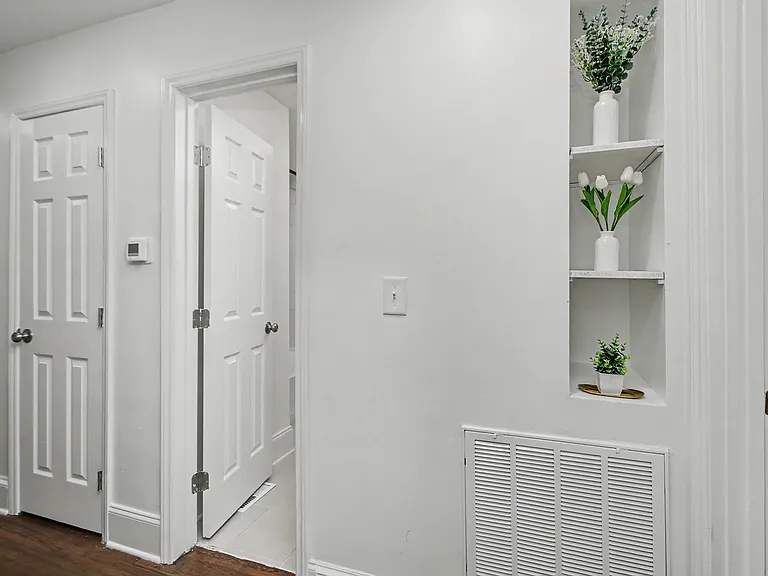 2200 Eastway Dr — Photo 30