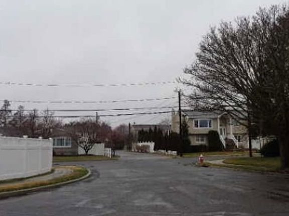 Exterior Neighborhood (street photo)