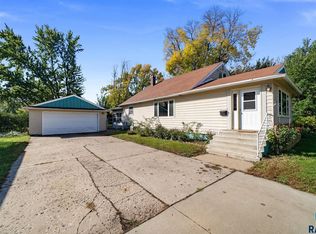 307 W Cedar St, Beresford, SD 57004