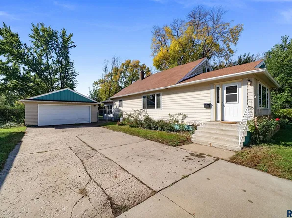 307 W Cedar St, Beresford, SD 57004