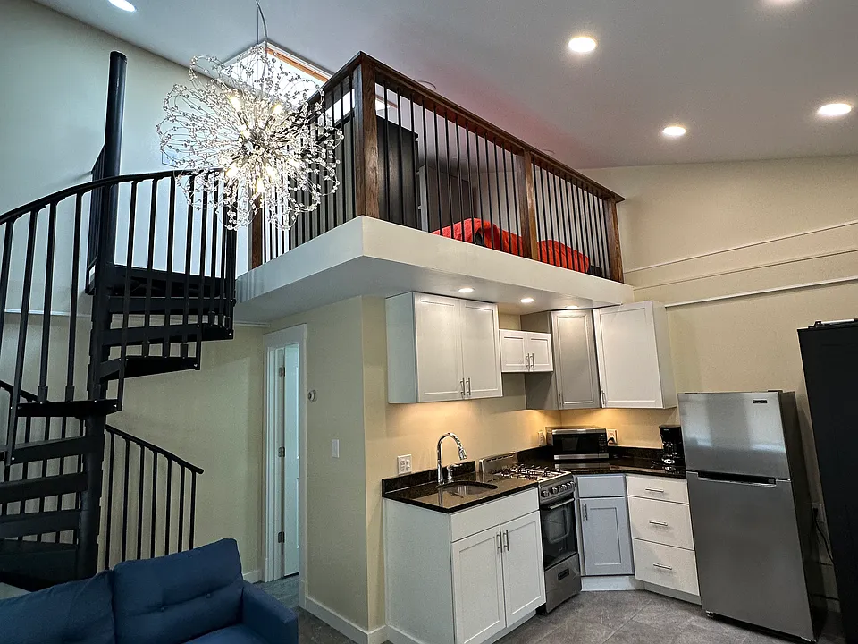 1 W Hollister St #3