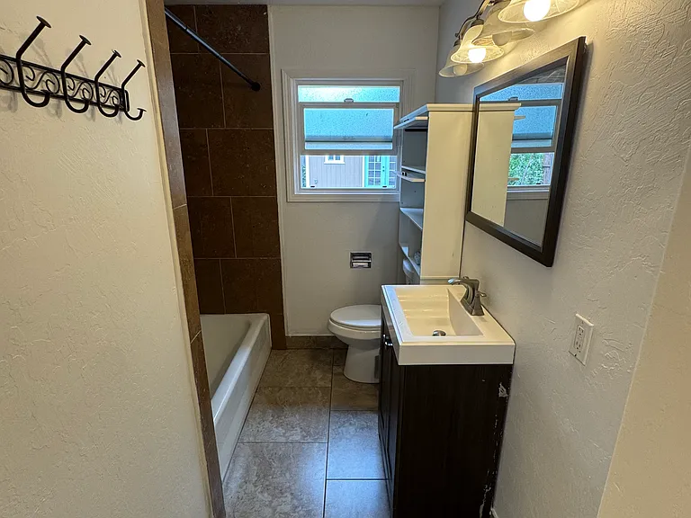 1120 Allen Dr — Photo 10