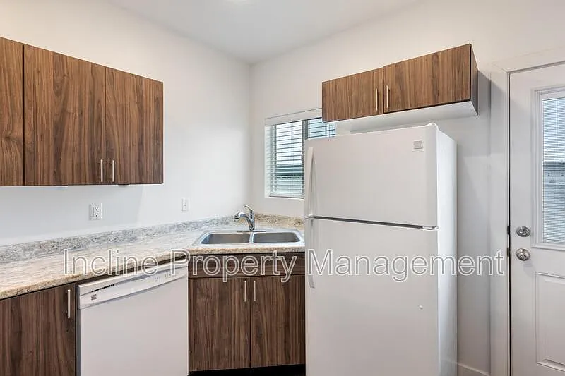 3 bed, 2.0 bath, 1100 sqft, $1,375 — Photo 4