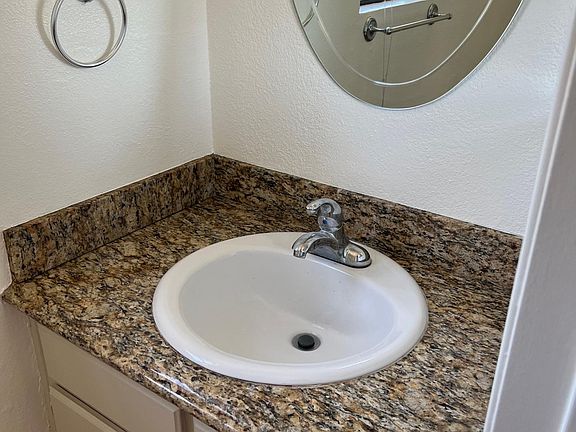 5th image of 592 N Mar Vista Ave