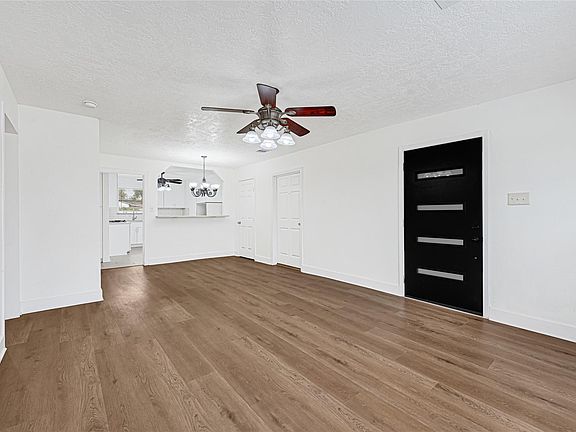 4th image of 4215 E Ln