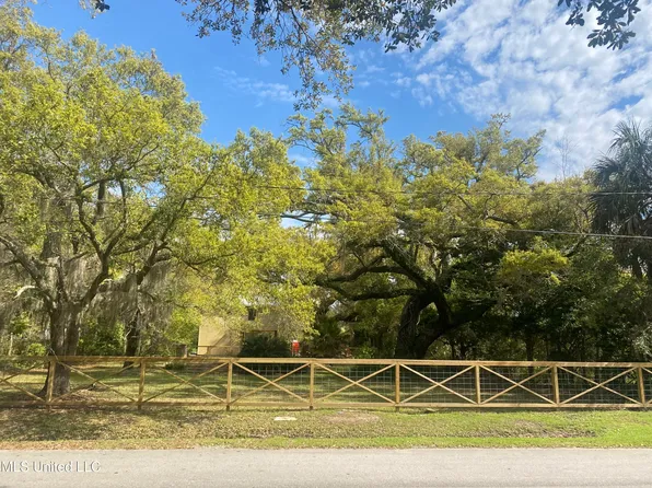 225 Leonhard Ave, Bay Saint Louis, MS 39520
