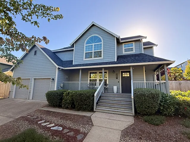 301 SW Howard Dr — Photo 1
