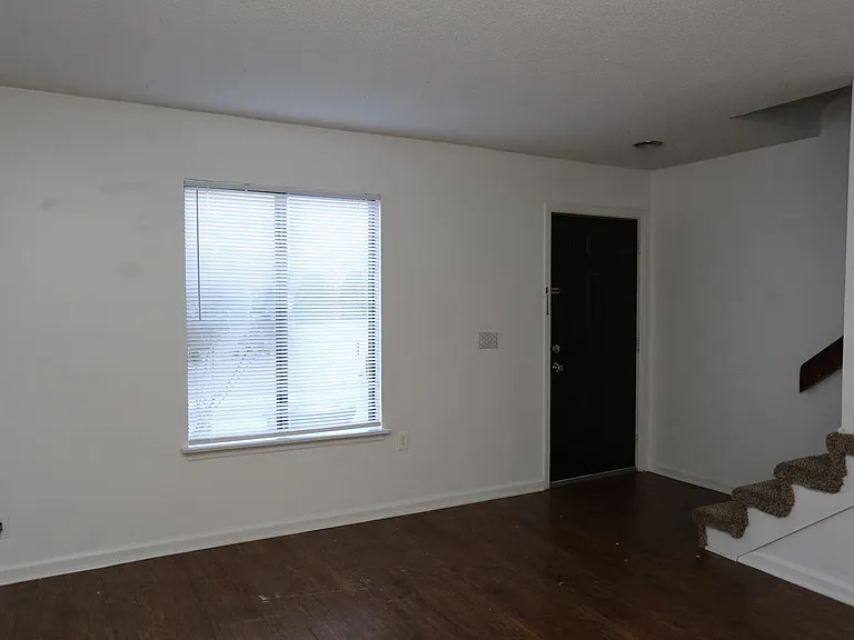 251 Knight Dr #7 — Photo 2